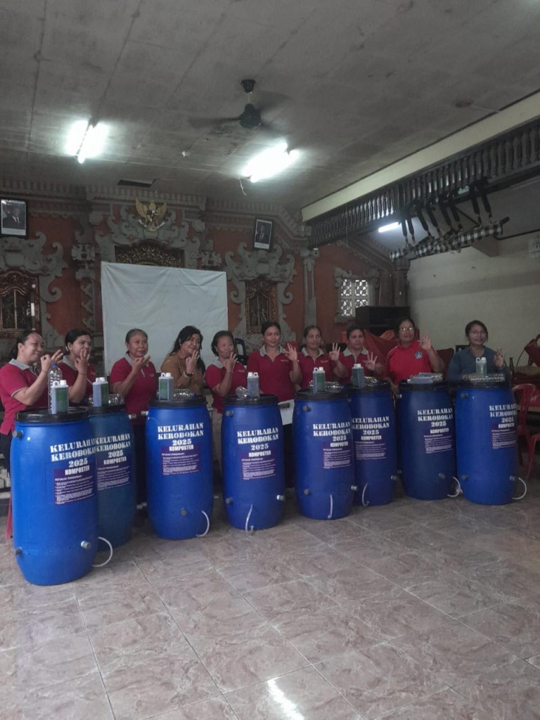 Sosialisasi Dan Pembagian Tong Komposter 10 Lingkugan  / Banjar yang ada di kelurahan Kerobokan